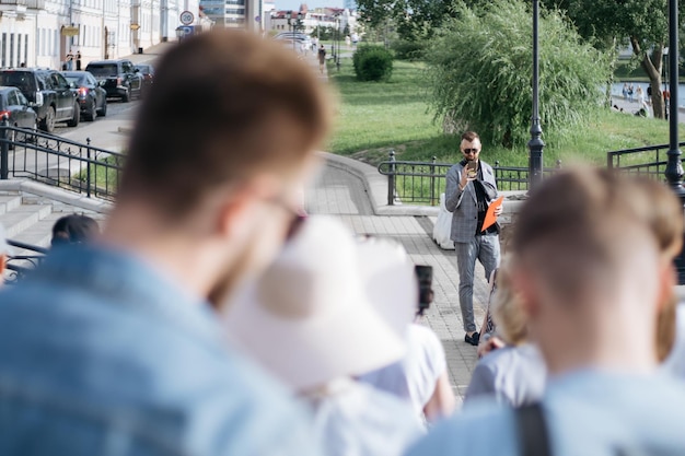 Mannelijke gids vertelt een groep toeristen over lokale attracties