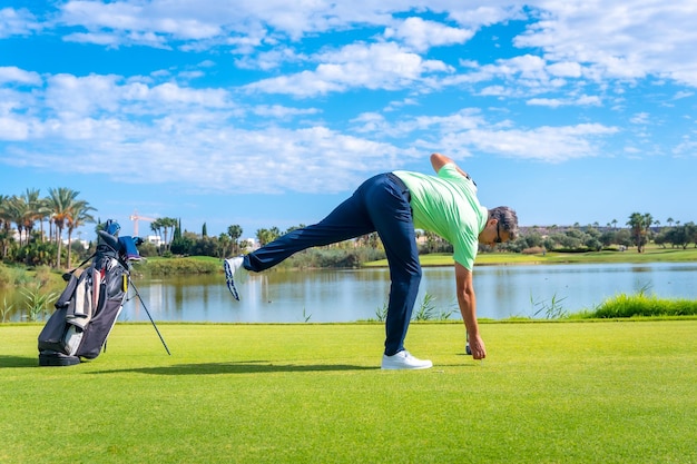 Mannelijke golfspeler op professionele golfbaan Golfspeler met golfbestuurdersstok die het schot voorbereidt