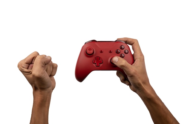 Mannelijke hand die een rode spelbesturing houdt die op witte achtergrond wordt geïsoleerd