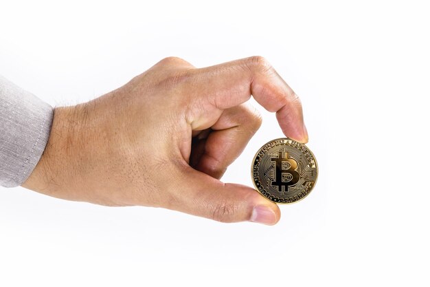 Mannelijke hand met bitcoin munt op geïsoleerde witte ondergrond met ruimte kopie