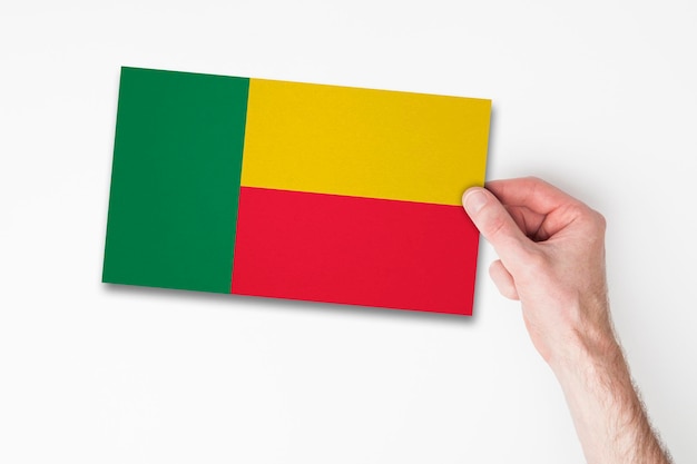 Mannelijke hand met de vlag van Benin