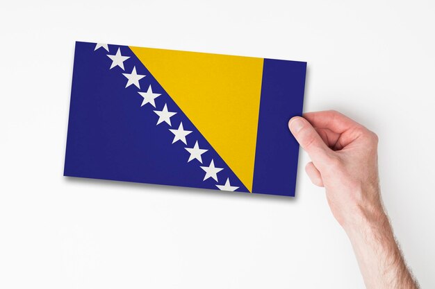Mannelijke hand met de vlag van Bosnië