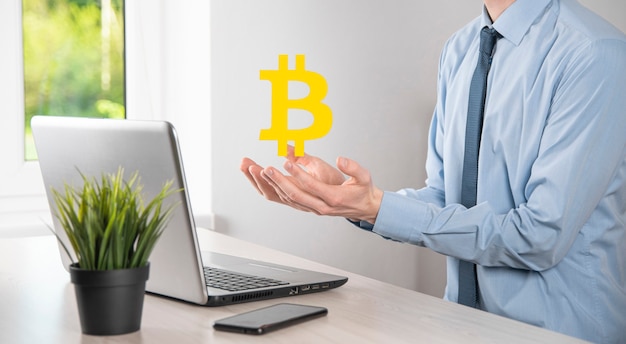 Mannelijke hand met een bitcoin-pictogram op blauwe achtergrond. Bitcoin Cryptocurrency Digitale Bit Munt BTC Valuta Technologie Business Internet Concept.