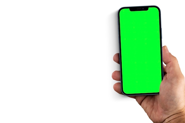 Mannelijke hand met een smartphone met een groen scherm. Chroma sleutel. Geïsoleerd op een witte achtergrond.