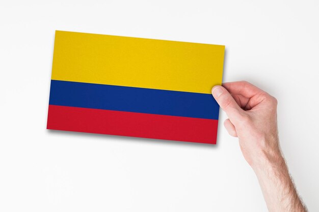 Mannelijke hand met vlag van Colombia