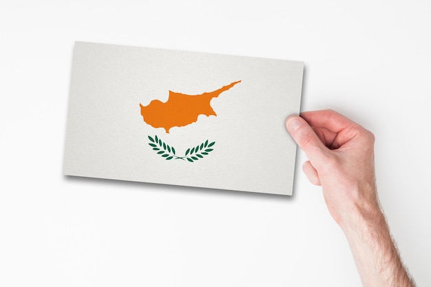Mannelijke hand met vlag van cyprus