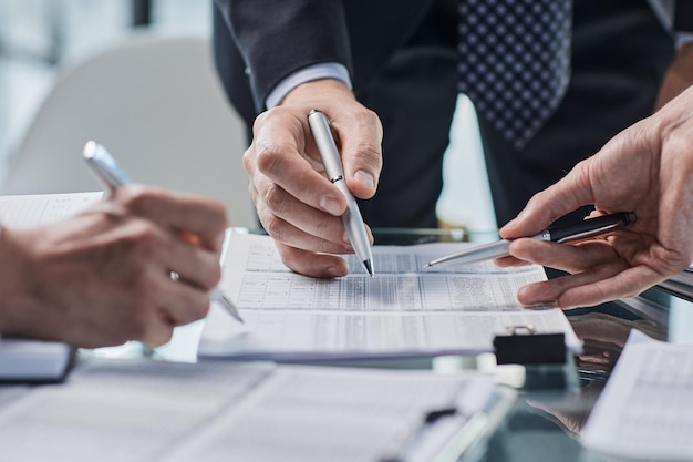 Mannelijke handen controleren het financieel verslag op de tafel Closeup