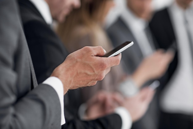 Mannelijke handen met mobiele telefoon