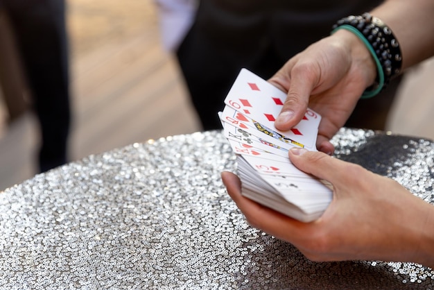 Mannelijke handen met speelkaarttafel zilver