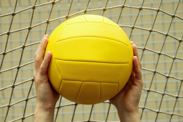 Mannelijke handen met volleybal bal close-up