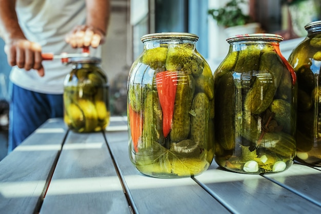 Foto mannelijke inblikkende komkommers in potten