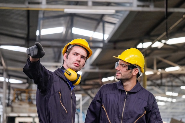 Mannelijke ingenieur die machinesystemen inspecteert