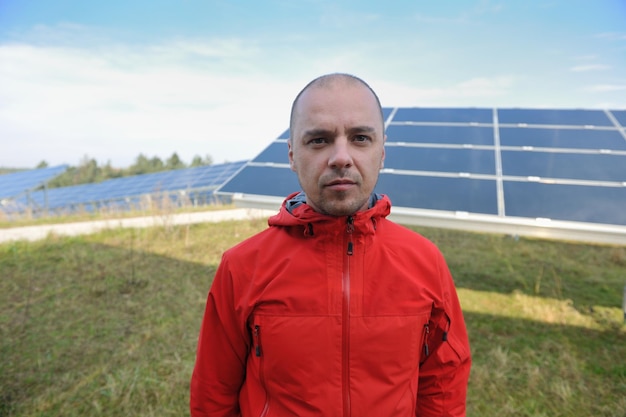 Mannelijke ingenieur op het werk, zonnepanelen fabriek industy op de achtergrond