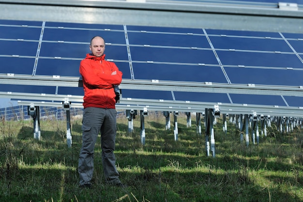 Mannelijke ingenieur op het werk, zonnepanelen fabriek industy op de achtergrond