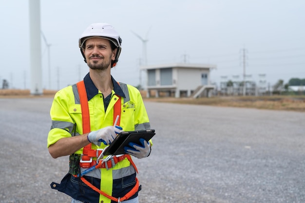 Mannelijke ingenieurswindmolen die tabletinspectie gebruikt en windturbine in windparken controleert