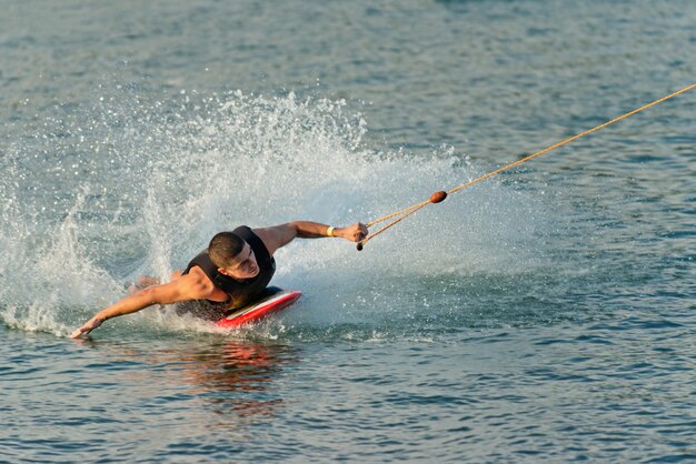 Mannelijke kneeboarder