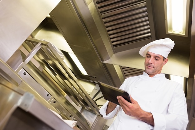 Mannelijke kok die digitale tablet in keuken gebruiken