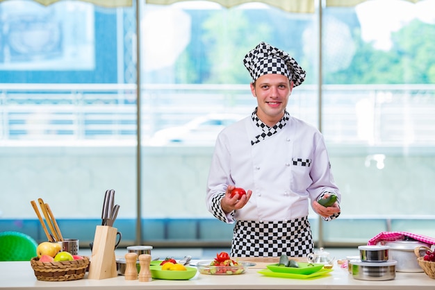 Mannelijke kok die voedsel in de keuken voorbereidt