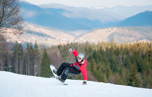 Mannelijke kostganger op zijn snowboard bij wijnplaats