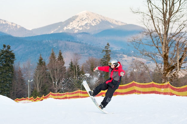 Mannelijke kostganger op zijn snowboard bij wijnplaats