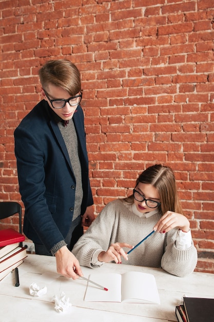 Mannelijke leraar fouten uit te leggen aan student.