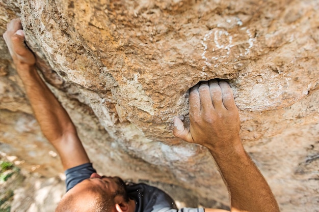 mannelijke linkerhand met krijtpoeder in klifklimsport, Ao Nang, Krabi, Thailand