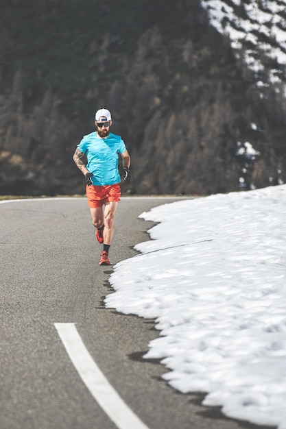 Mannelijke loper bergop op alpine pasweg