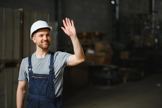 Mannelijke magazijnmedewerker portret in magazijnopslag