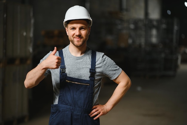 Mannelijke magazijnmedewerker portret in magazijnopslag