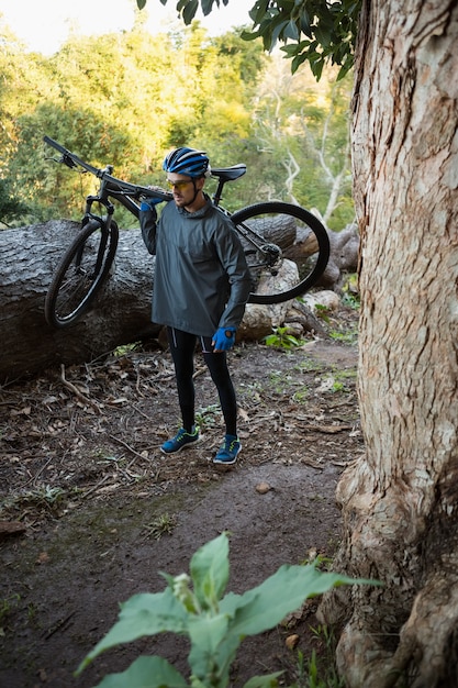 mannelijke man mountainbiker met fiets in het bos