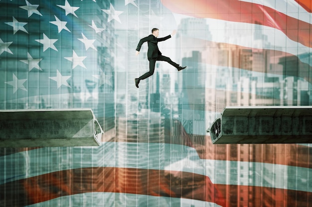 Mannelijke manager springt over bruggat met Amerikaanse vlag