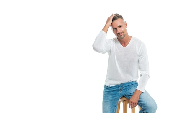 Mannelijke mannequin in casual stijl kleding zitten op stoel geïsoleerd op wit met kopie ruimte fashion