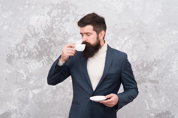 Mannelijke mannequin Rijpe zakenman elegante man met baard koffie drinken Brutale bebaarde hipster in formeel pak Moderne leven Kleermaker of modeontwerper Zaken zonder haast Kantoorroutine