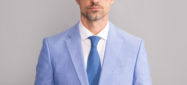 Mannelijke mode accessoire portret van man dragen brillen visie scherpte en gezichtsvermogen visie correctie voor oog gezondheid optische oogzorg man ziet eruit als nerd slimme en zelfverzekerde zakenman in pak