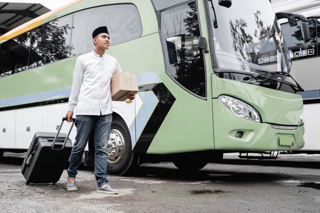 Mannelijke moslim reizen met de openbare bus tijdens pandemie met masker