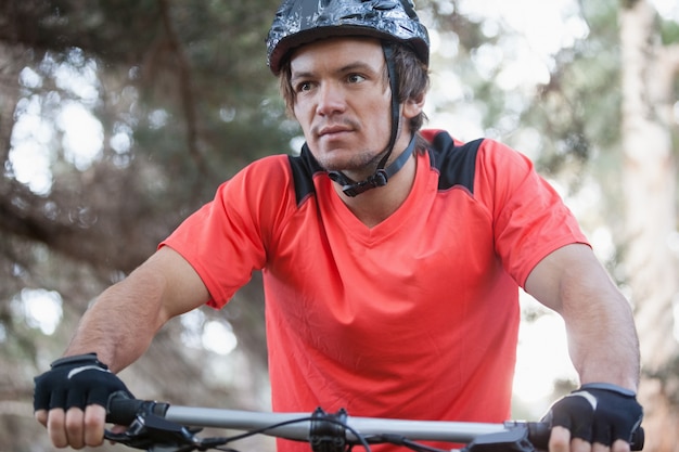 Mannelijke mountainbiker berijdende fiets in het bos