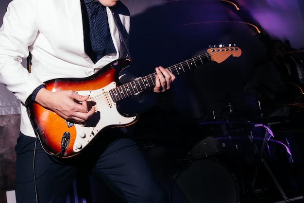 Mannelijke muzikant basgitaar spelen