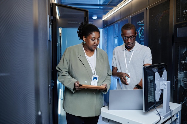 Foto mannelijke netwerkingenieur in datacenter