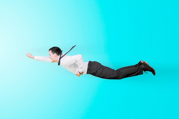 Mannelijke ondernemer vliegt met een superheld pose