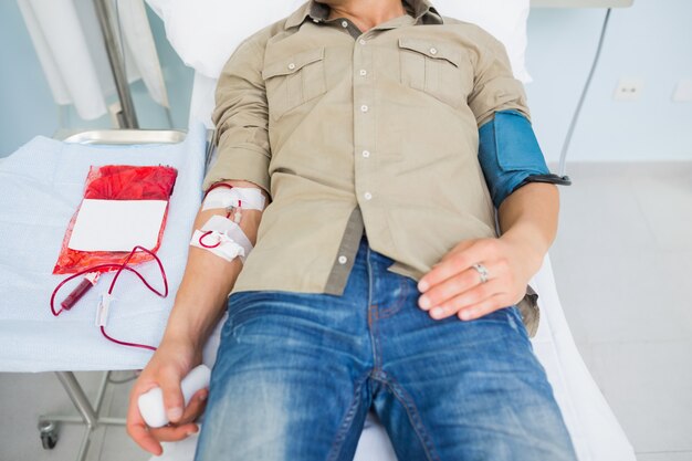 Mannelijke patiënt die een bloedtransfusie ontvangt