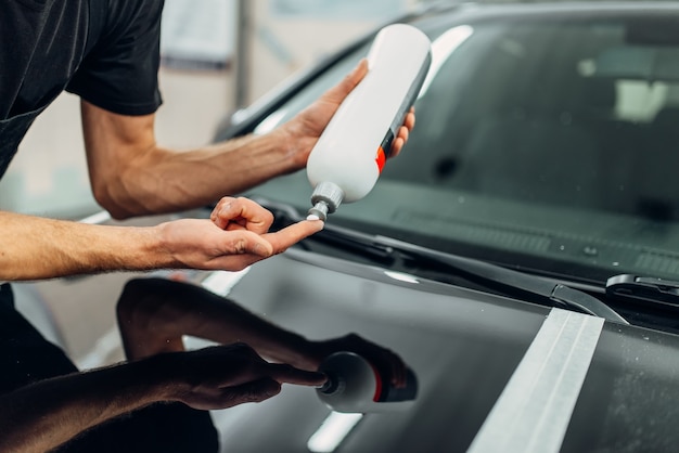 Mannelijke persoon met auto polijstpasta.