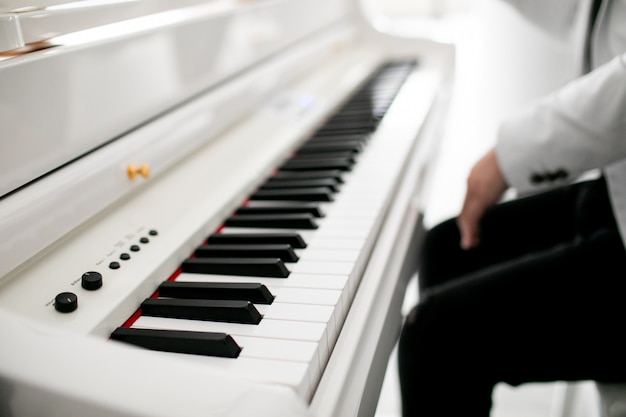 Mannelijke pianisthanden op vleugelpiano toetsenbord