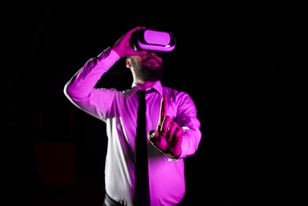 Mannelijke Professional dragen Virtual Reality Headset gebaren en genieten van Simulator licht vallen op zakenman presenteren moderne technologie en het gebruik van futuristische Gadget