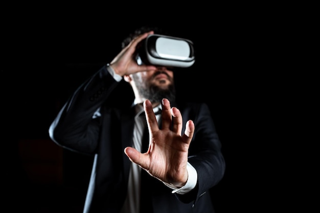 Mannelijke professional met een virtual reality-bril die gebaren maakt en moderne technologie introduceert