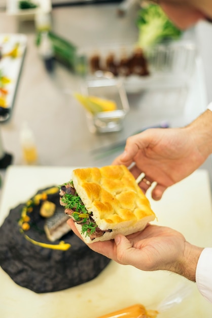 Mannelijke professionele chef-kok koken in een keuken. Koken concept.