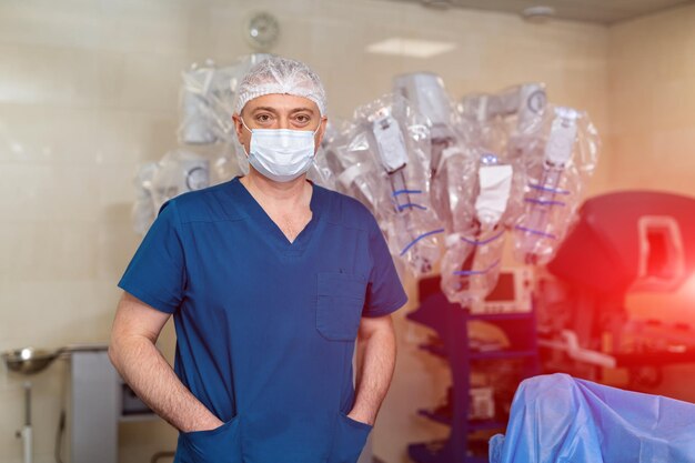 Mannelijke professionele chirurg die zich in masker in nieuwe moderne kliniek bevindt. Chirurgie gezondheidszorg behandeling.