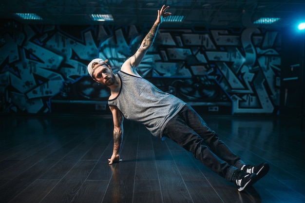 Mannelijke rapper in dansstudio, trendy levensstijl