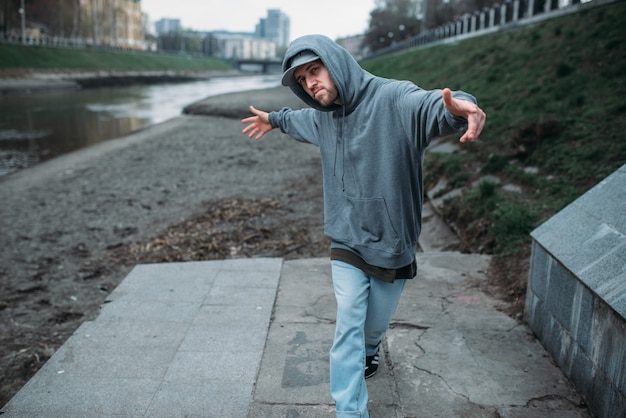 Mannelijke rapper poseren op straat, urban dansen. Moderne dansstijl