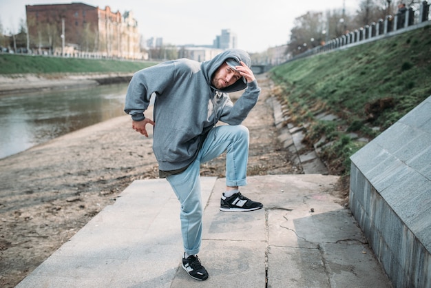 Mannelijke rapper poseren op straat, urban dansen