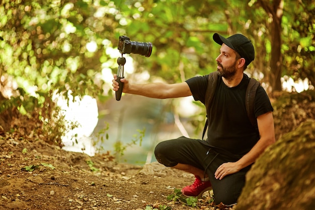 Mannelijke reiziger die selfie in aard op zonnige dag nemen